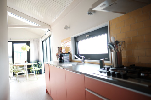 Lichte, moderne keuken en eetruimte in Resort Callantsoog 2 met pasteltinten in Nederland.