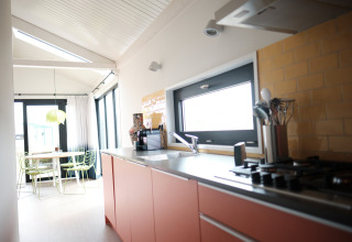 Lichte, moderne keuken en eetruimte in Resort Callantsoog 2 met pasteltinten in Nederland.