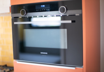 Moderne Siemens indbygningsovn i et køkken på Resort «Callantsoog 2» i Holland, tydeligt digital display.
