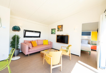 Salon lumineux avec des meubles colorés et accès à la chambre au Resort Callantsoog 5, Pays-Bas.