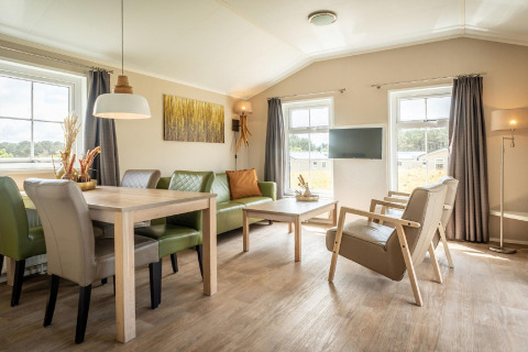 Salon lumineux et accueillant au Holiday Park «Loodsmansduin 1» aux Pays-Bas, avec un mobilier moderne.
