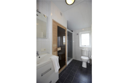 Salle de bain moderne au Holiday Park «Loodsmansduin 1» aux Pays-Bas avec douche, toilettes et sauna.