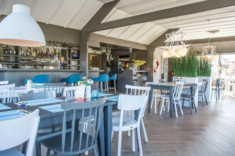 Modernes Restaurant im Holiday Park Loodsmansduin 1, Niederlande, mit heller, freundlicher und stilvoller Atmosphäre.