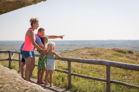 Une famille admire la vue depuis une terrasse en bois au Holiday Park Loodsmansduin 1 aux Pays-Bas.
