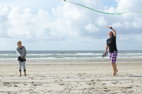 To personer leger strandtennis på en sandstrand ved Holiday Park Loodsmansduin 1 i Holland.
