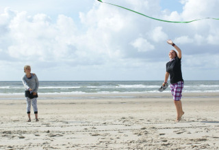 Due persone giocano a tennis sulla spiaggia al Holiday Park Loodsmansduin 1 nei Paesi Bassi.