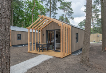 Photo du Forest Park 't Wolfsven 21, une tiny house en bois moderne avec terrasse au cœur de la forêt.