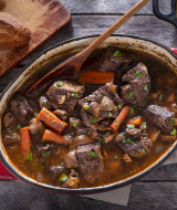 Estofado francés con carne, zanahorias y champiñones acompañado de pan y puré de papas casero.