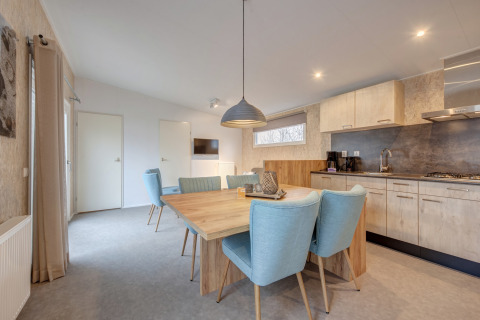 Helles Ess- und Küchenzimmer einer modernen Lodge im Holiday Park Kijkduin 1 in den Niederlanden.