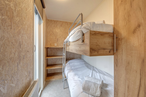 Moderne køjeseng med træfinish på Holiday Park 'Kijkduin 1', Holland. Komfortabel, minimalistisk indretning.