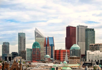 Panorama moderner Hochhäuser vor bewölktem Himmel, mit einzigartigen Gebäuden im Stadtzentrum Europas.