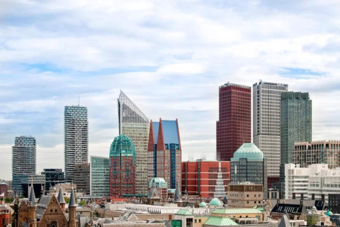 Vista panorámica de rascacielos modernos y edificios únicos en el centro de una ciudad europea con cielo nublado.