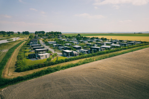 Luftfoto af Holiday Park Zeedijk 2-lodgen i Holland, omgivet af marker og grønne områder.
