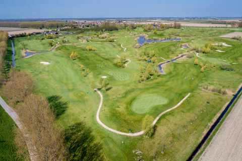Luftfoto af Holiday Park «Zeedijk 2» i Holland, der viser grønne golfbaner og landskab, søer og små stier.