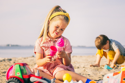 Due bambini giocano con giocattoli da spiaggia colorati sulla sabbia all’Holiday Park «Zeedijk 2» nei Paesi Bassi.