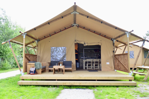 Safari tent Beach Park Vlugtenburg 13 with wooden deck, outdoor seating, and grassy surroundings.