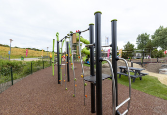 Aire de jeux avec structures d’escalade et toboggans au Beach Park Vlugtenburg 13 aux Pays-Bas, extérieur.