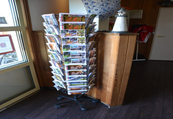 Présentoir rotatif à brochures dans le hall d'une tente safari au Beach Park Vlugtenburg 13, Pays-Bas.