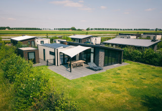 Ferieboliger i Holiday Park Zeedijk 3, Nederlandene, med moderne arkitektur og store grønne områder.