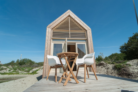 Tiny house moderne avec terrasse et sièges extérieurs à l’Eco Resort Grevelingenstrand, Pays-Bas.