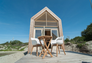 Tiny house moderne avec terrasse et sièges extérieurs à l’Eco Resort Grevelingenstrand, Pays-Bas.