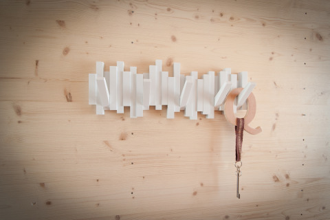 Porte-manteau moderne avec clé et lanière suspendues, fixé sur un mur en bois à Eco Resort Grevelingenstrand.