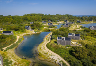 Vue aérienne des petites maisons d’Eco Resort Grevelingenstrand entourées d’eau et de verdure aux Pays-Bas.