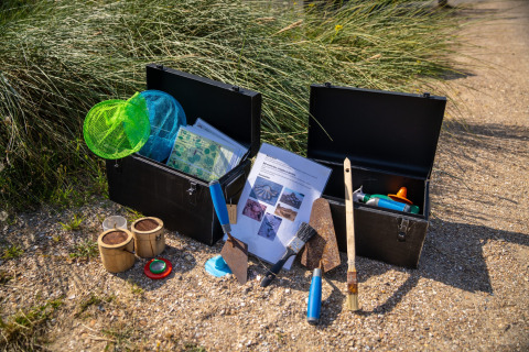 Kits d'exploration de la nature avec filets et outils à l'Eco Resort Grevelingenstrand, Pays-Bas.