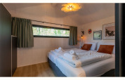 Chambre moderne de la Tinyhouse La Mouette aux Pays-Bas, avec deux lits simples et décoration élégante.