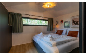 Chambre moderne de la Tinyhouse La Mouette aux Pays-Bas, avec deux lits simples et décoration élégante.