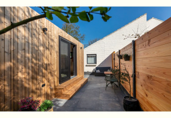 Terrasse moderne au Tinyhouse «La Mouette» aux Pays-Bas avec bardage bois et coins détente extérieurs.