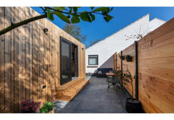 Terrasse moderne au Tinyhouse «La Mouette» aux Pays-Bas avec bardage bois et coins détente extérieurs.