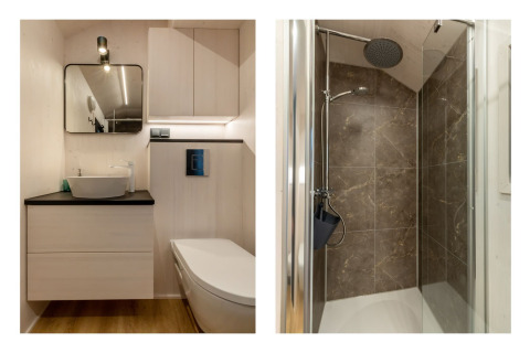 Compacte badkamer in Tinyhouse 'La Mouette' in Nederland met toilet, lavabo en douchehoek.
