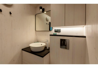 Petite salle de bain moderne au Tinyhouse «La Mouette» avec vasque ronde et miroir, aux Pays-Bas.