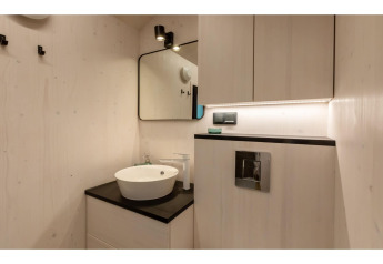 Petite salle de bain moderne au Tinyhouse «La Mouette» avec vasque ronde et miroir, aux Pays-Bas.