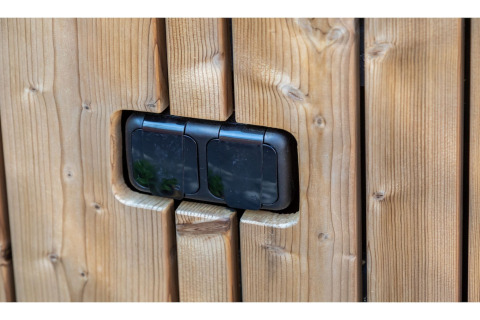 Buitenstopcontacten verwerkt in een houten omheining bij Tinyhouse «La Mouette» in Nederland.