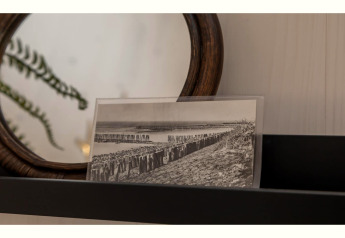 Photo noir et blanc sur une étagère près d’un miroir au Tinyhouse «La Mouette» aux Pays-Bas.