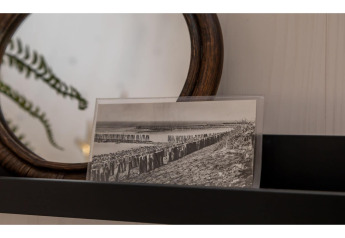 Photo noir et blanc sur une étagère près d’un miroir au Tinyhouse «La Mouette» aux Pays-Bas.