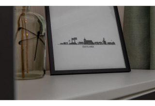 Zwart-wit illustratie van Zoutelande in kader, geplaatst bij glazen vaas in Tinyhouse La Mouette.