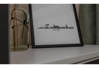 Illustration en noir et blanc de Zoutelande encadrée, posée près d’un vase dans Tinyhouse La Mouette.