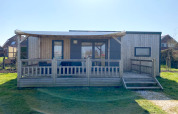 Frontbillede af Chalet «Imke», en træhytte med terrasse beliggende i naturskønne omgivelser i Holland.