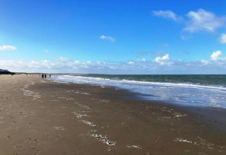 Beach and ocean view near tiny house ‘Noordzee’ at Résidence De Banjaard 22 in the Netherlands.