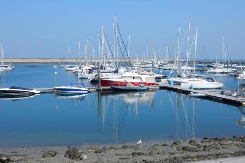 Boten aangemeerd in de jachthaven van Water Village 4, Nederland, onder een heldere lucht.