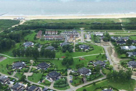Vista aerea del Beach Resort Nieuwvliet-Bad 15 nei Paesi Bassi, con case e spiaggia sullo sfondo.