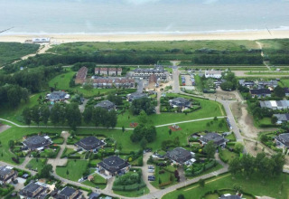 Vista aérea del Beach Resort Nieuwvliet-Bad 15 en los Países Bajos, con casas y playa al fondo.