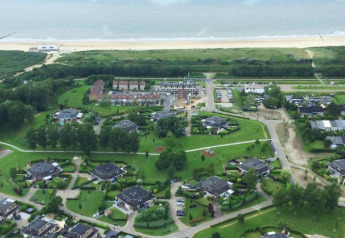 Vue aérienne du Beach Resort Nieuwvliet-Bad 15 aux Pays-Bas, avec maisons et plage en arrière-plan.