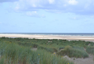 Vista de playa y dunas desde Beach Resort Nieuwvliet-Bad 15, entorno costero tranquilo en los Países Bajos.