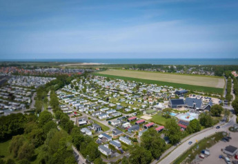 Vue aérienne du Beach Resort Nieuwvliet-Bad 15 aux Pays-Bas, avec petites maisons et littoral marin.