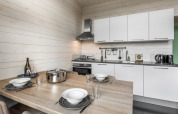 Cuisine compacte et moderne du Holiday Park Schaijk 3 aux Pays-Bas, avec coin repas et décor en bois clair.