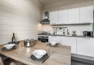 Cuisine compacte et moderne du Holiday Park Schaijk 3 aux Pays-Bas, avec coin repas et décor en bois clair.